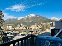 B&B Canmore - Skyline 207- Mountain View Townhouse-AC-Pool-Hot Tub - Bed and Breakfast Canmore