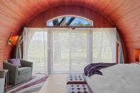 Habitación con cama extragrande y balcón