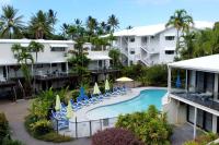 Beach Retreat Chic: Poolside on the Esplanade - Bed and Breakfast Port Douglas