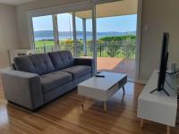 Serene Waterfront GuestHouse- Views & Vibes - B&B