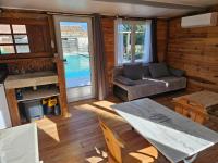 Chalet banane devant piscine, a 6km du festival de piano de la roque d'anthéron - Bed and Breakfast