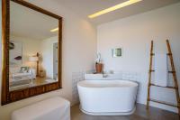 Loft Suite with bathtub and sea view