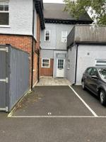 Stunning Flat with Parking Free near Sutton Station - B&B Cheam