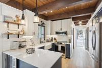 Cobalt Cabin by Tahoe Getaways - Beautifully Remodeled Pet Friendly 3 BR with Hot Tub & EV - B&B