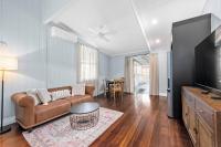 The Deck! 2 Bed/1 Bath/1 Car ~ New Farm - B&B