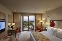 Towers Suite, Club level, 1 Bedroom Suite, 1 King, Pool view