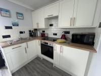 246, Belle Aire, Hemsby - Two bed recently renovated chalet, sleeps 5, free Wi-Fi, pet friendly, bed linen and towels included with onsite entertainment - B&B Great Yarmouth