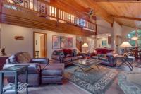 Dogwood Place by Tahoe Getaways - 3BR Pet-Friendly Tahoe Donner Home w Hot Tub, Pool Table, Wood Fireplace & HOA Amenities - Chambres d'hôtes Truckee