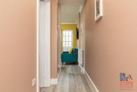 OnSiteStays - Stylish 4 BR House with Beautiful Outdoor Space, Wi-Fi & Smart TVs - Bed and Breakfast