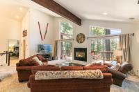 Wolf Den - Bright Open Concept 3 Bedroom- Hot Tub, Pet-Friendly, Minutes from Skiing! - B&B