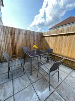 Elegant 3-bed apartment with FREE onsite PARKING in Enfield - Out door Patio - Big savings on Longer Stays - B&B