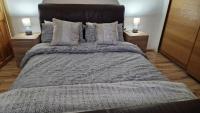 Comfortable 2 bedroom house with free parking and great transport links - Bed and Breakfast