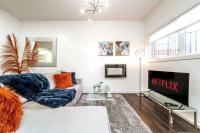 Chic Suite - Long Stays - King Bed - Fireplace & WiFi - B&B Edmonton
