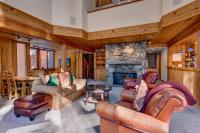 Snowbird Retreat at Northstar - Beautiful 4BR with Private Hot Tub, Free Ski Shuttle, HOA Amenities - Chambres d'hôtes Truckee