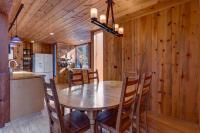 Snowbird Retreat at Northstar - Beautiful 4BR with Private Hot Tub, Free Ski Shuttle, HOA Amenities - Chambres d'hôtes Truckee