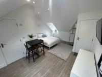 B&B Bristol - 7 Studio, Filton, next to airbus - Bed and Breakfast Bristol