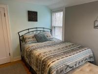 Chambre Lit Queen-Size avec Salle de Bains Commune