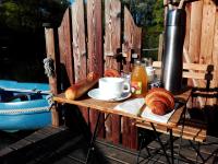 Domaine des vaulx - locations de cabanes insolites - B&B La Baconnière