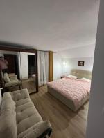 Habitación con cama extragrande y balcón