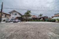 027 - Lindo Residencial com Piscina e Jacuzzi em Bombas - B&B