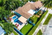 Walk to The Ave- Heated Pool, Spa, Golden Tee and Putting Green - mins to Beach- by Maven Vacation Rentals - Bed and Breakfast Delray Beach