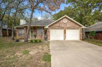 B&B Denton - Spacious Brick House 3BR 2BA A+ - Bed and Breakfast Denton