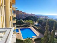 Hercules Paradise 531 - Mediterranean Sea View Terrace - Resort Pools & Gardens - 10 Min Beach - Central Benalmadena - Train to Airport & Malaga - Fast Private WiFi - Remote Work and FireTV ready - Chambres d'hôtes Benalmádena