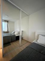 Ylimmän kerroksen tilava kolmio jokinäkymällä - B&B Rovaniemi