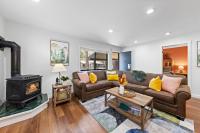 Sandy Cove on the North Shore -Lakeside Cottage with Pier Beach, and HOA Amenities - B&B Tahoe Vista