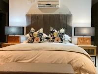 Queen Room with Pool View