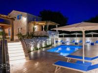 Beautiful stone villa with swimming pool, sauna and large garden by Traveler tourist agency Krk ID 2225 - Chambres d'hôtes Gabonjin