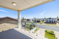 Birubi First Wave, 45a Ocean Ave - pet friendly, waterfront, waterviews, air con, Wi-Fi - B&B Eneabba