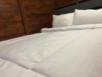 Habitación con cama grande y vistas al jardín