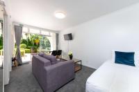 Zimmer mit Queensize-Bett und Gartenblick