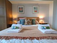 Apartment 100m from Fistral Beach- Underground Parking-Surf Shower & Locker- Sleeps 6 - B&B