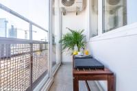 Navy Aesthetic Apartment with Balcony by Noclegi Renters - Chambres d’hôtes Varsovie