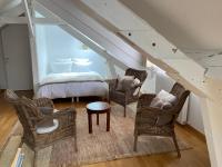 Habitación con cama extragrande.
