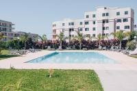 Elephant by Wanderlust Madeira - 2BR Apartment with Terrace, side Sea View and pool access - B&B Funchal