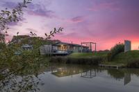 B&B Arundel - Choller Lake Lodges - Sunbeam Cabin With Private Hot Tub - Bed and Breakfast Arundel