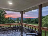 Wears Valley Farmhouse with lovely views - B&B Sevierville