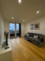 Spacious 2 Bedroom Penthouse Retreat - B&B London