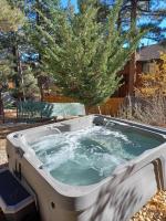 Peter Pan's Cabin - Close to Lake and Slopes - Chambres d’hôtes Big Bear City