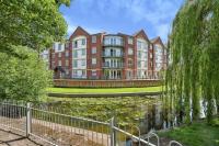 Stafford 2 Bedroom Apartment in Prime Location with Secure Parking - Chambres d’hôtes Stafford