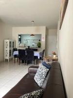 Apartamento amplo a menos de 400 metros da praia localizado próximo a praça da Brunella, área nobre do Guarujá. - B&B Guarujá