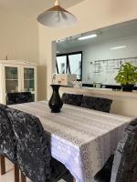 Apartamento amplo a menos de 400 metros da praia localizado próximo a praça da Brunella, área nobre do Guarujá. - B&B Guarujá
