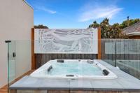 B&B Ocean Grove - OG Spa Retreat- 3 bedroom, Spa, Central, Aircon - Bed and Breakfast Ocean Grove