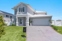 Hamptons House - Heated Pool and Private Pontoon - Holiday Yamba - Bed and Breakfast Yamba