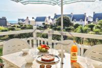 B&B Guilvinec - LocaLise - B18 - Vue piscine et jardin - petite vue mer depuis le balcon - plage à 50m, centre et port à moins de 10 minutes - draps inclus - wifi inclus - animaux bienvenus - Bed and Breakfast Guilvinec