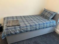 Luton Home - Near AIRPORT, Mall, Train Station, High Speed Internet - B&B