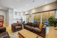 B&B London - Large Modern One Bedroom Apartment (nearly 800 ft) - Bed and Breakfast London